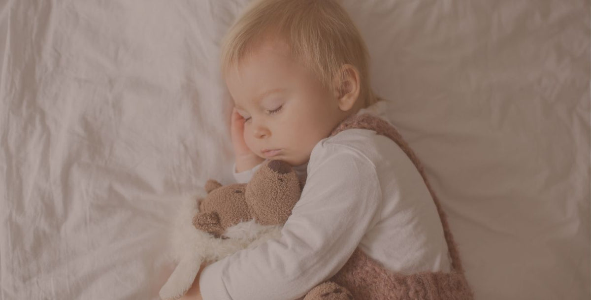 Sommeil bébé 2 mois : horaires, cycles et rythme idéal en 2026