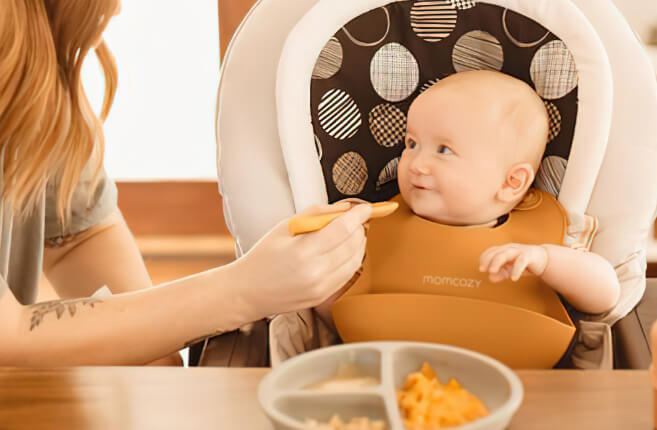 Quand mon bébé peut-il commencer à manger des aliments solides?